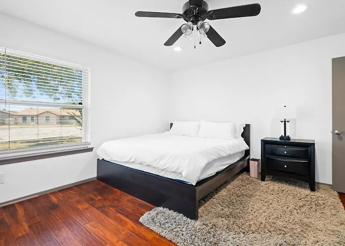 Spacious 4br W Fenced Yard