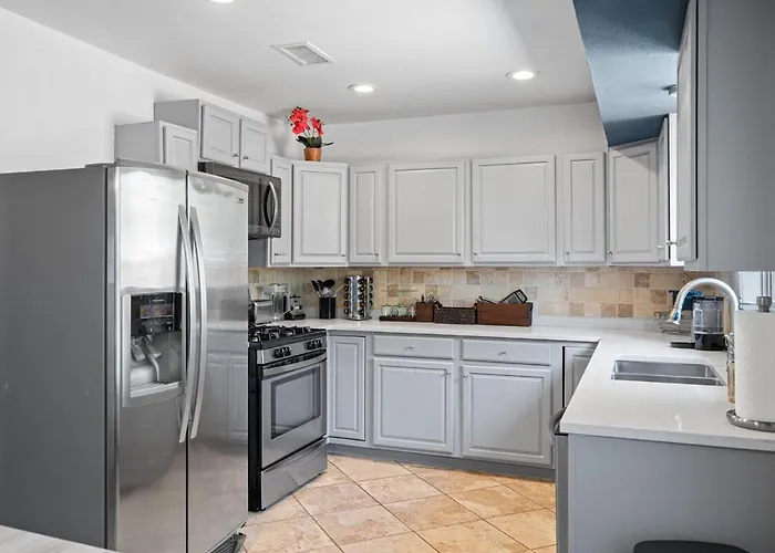 Spacious 4br W Fenced Yard Holiday home *
