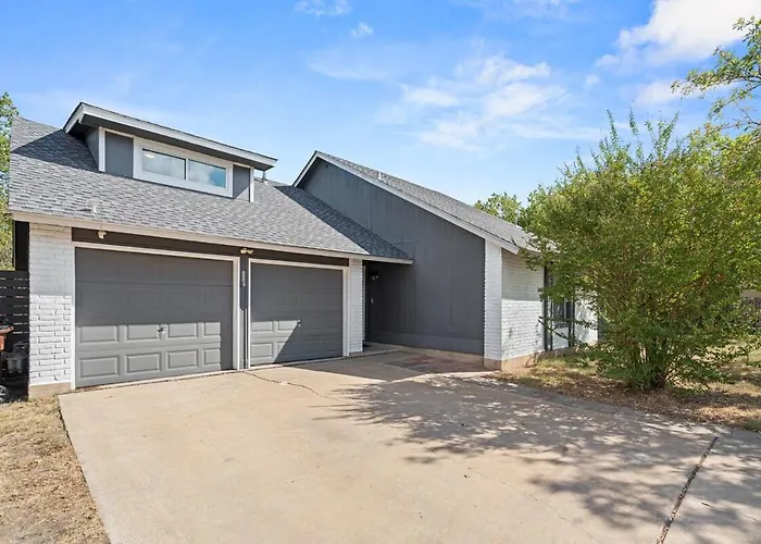 Holiday home Spacious 4br W Fenced Yard