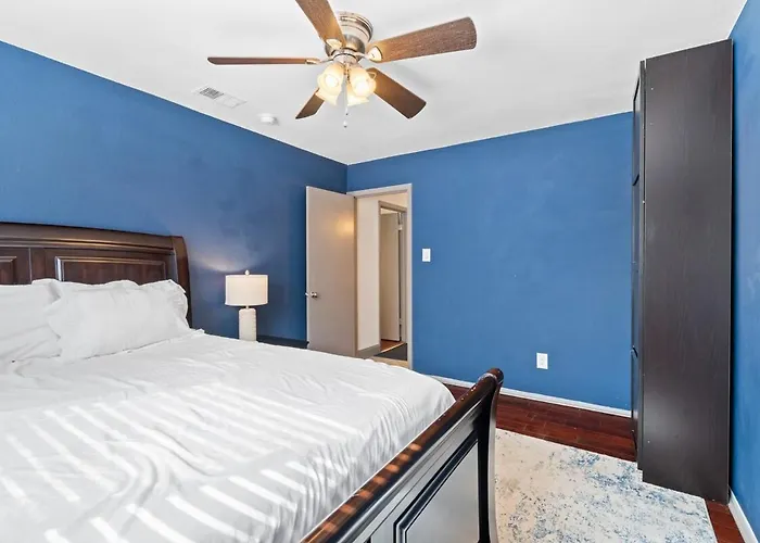 Spacious 4br W Fenced Yard Holiday home *