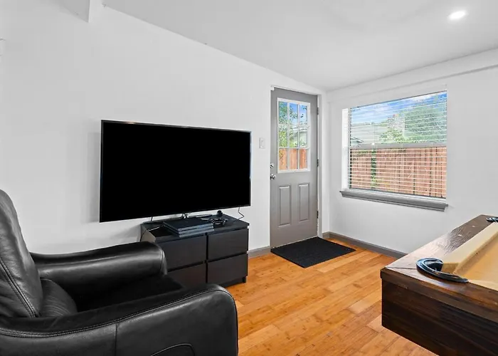 Spacious 4br W Fenced Yard *