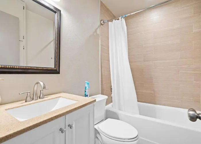 Spacious 4br W Fenced Yard Holiday home *
