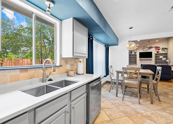 Spacious 4br W Fenced Yard Holiday home *