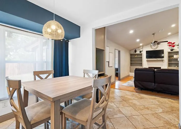 Spacious 4br W Fenced Yard Holiday home