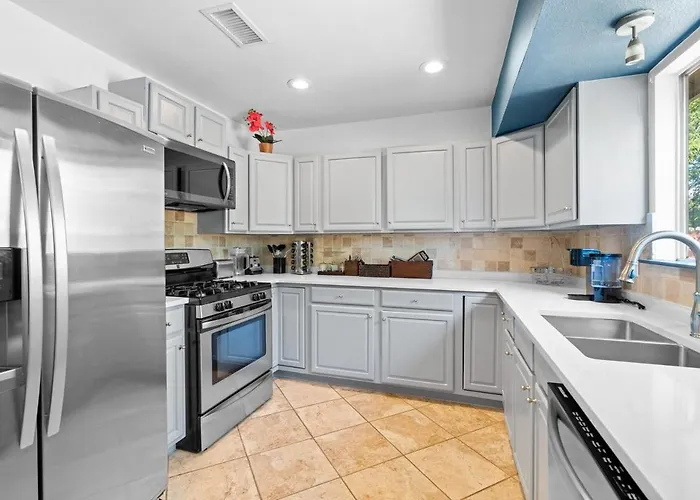 Spacious 4br W Fenced Yard Holiday home